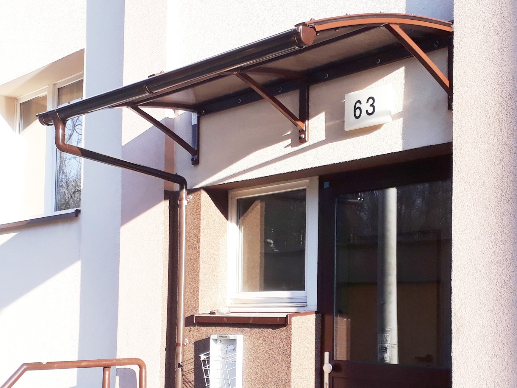 Daszek nad wejściem do klatki