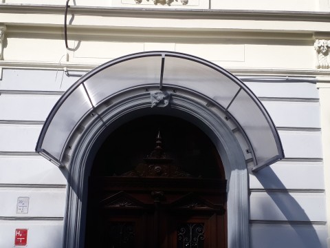 Daszek nad wejściem do budynku