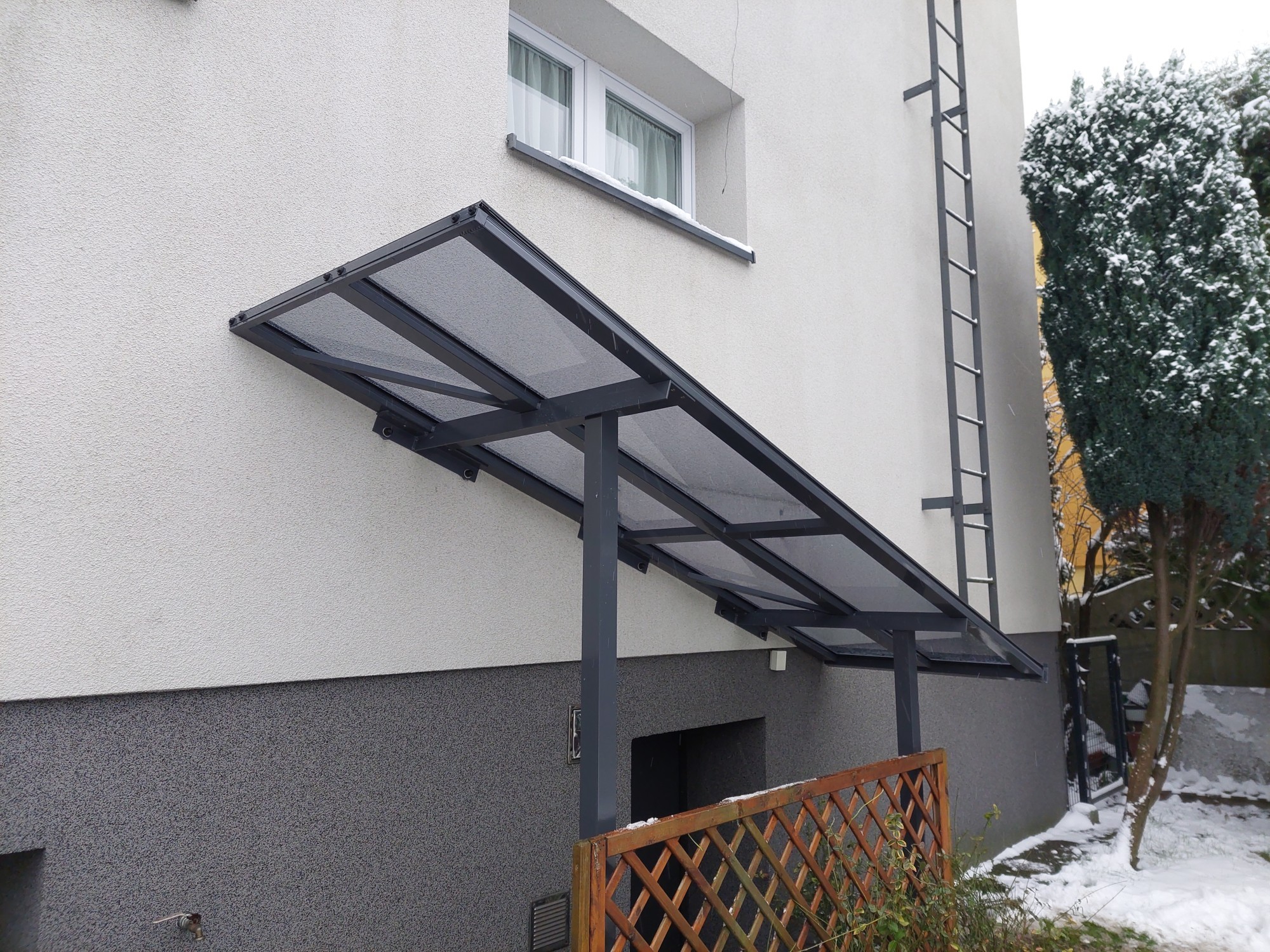 Daszek wzdłuż elewacji