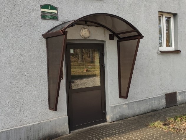 Daszek z wiatrołapem nad wejściem do klatki