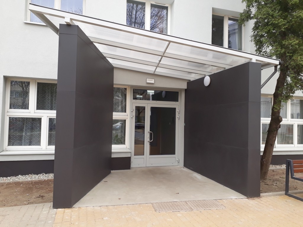 Daszek pochyły przed budynkiem