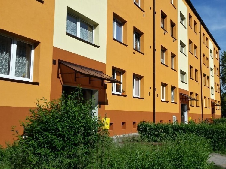 Daszek nad wejściem do klatki schodowej