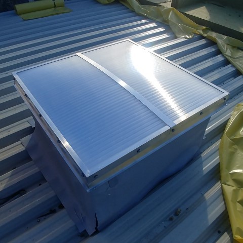 Klapa na blaszanym dachu