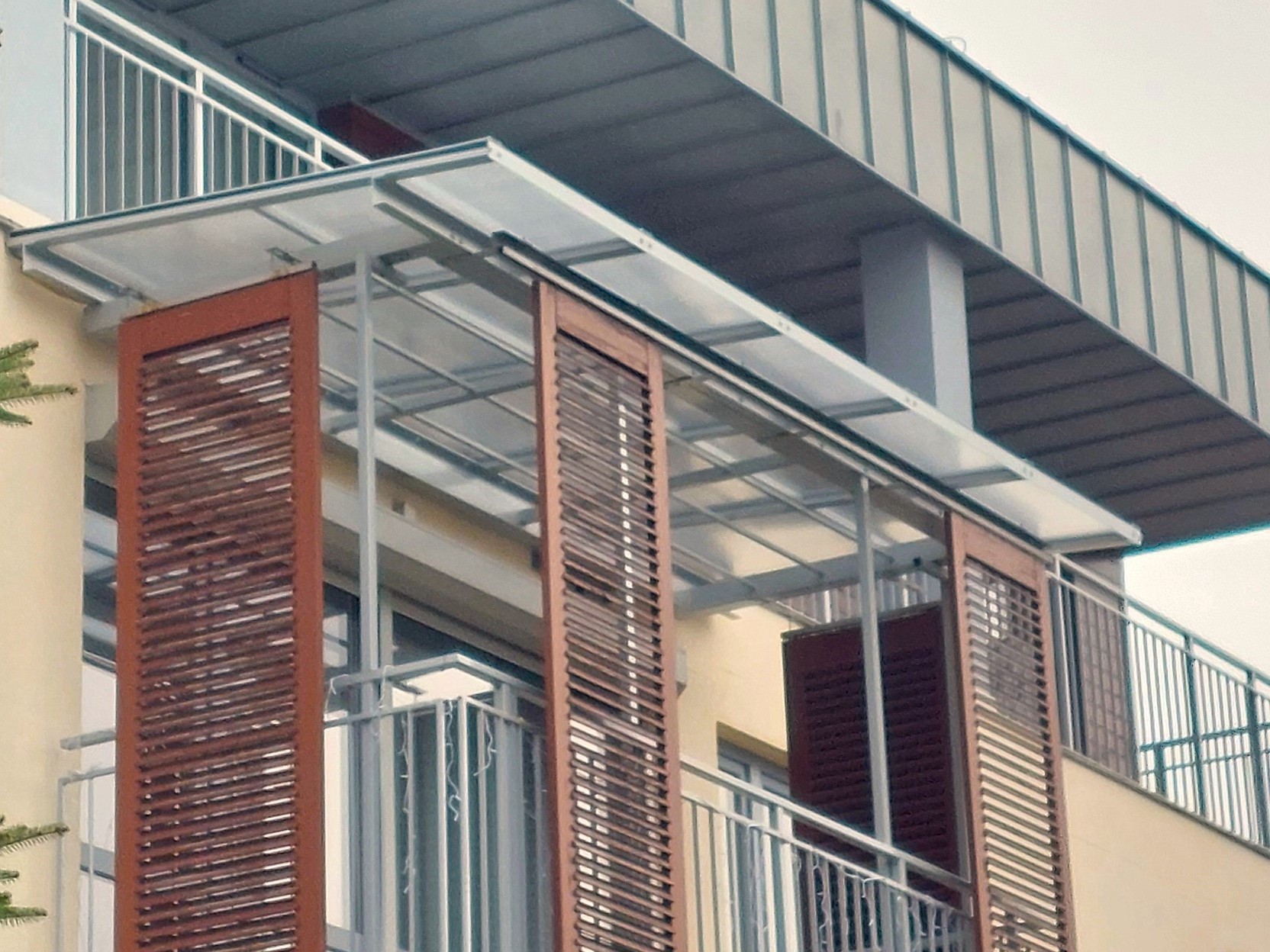 Nowoczesny daszek nad balkonem