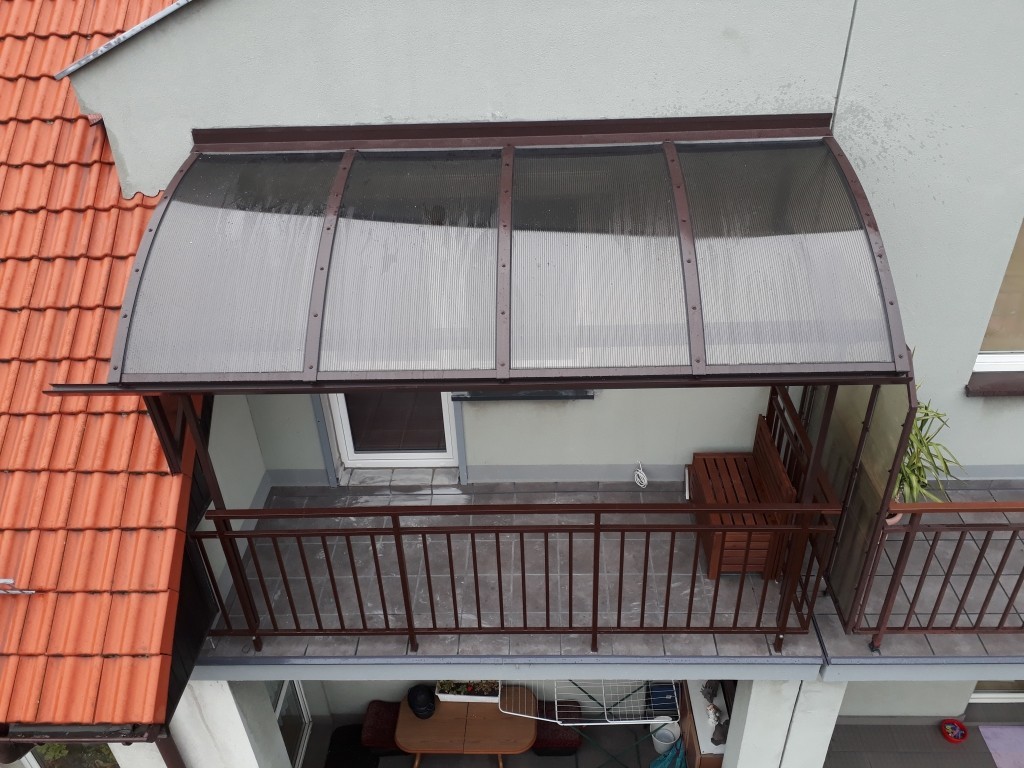 Daszek nad balkonem