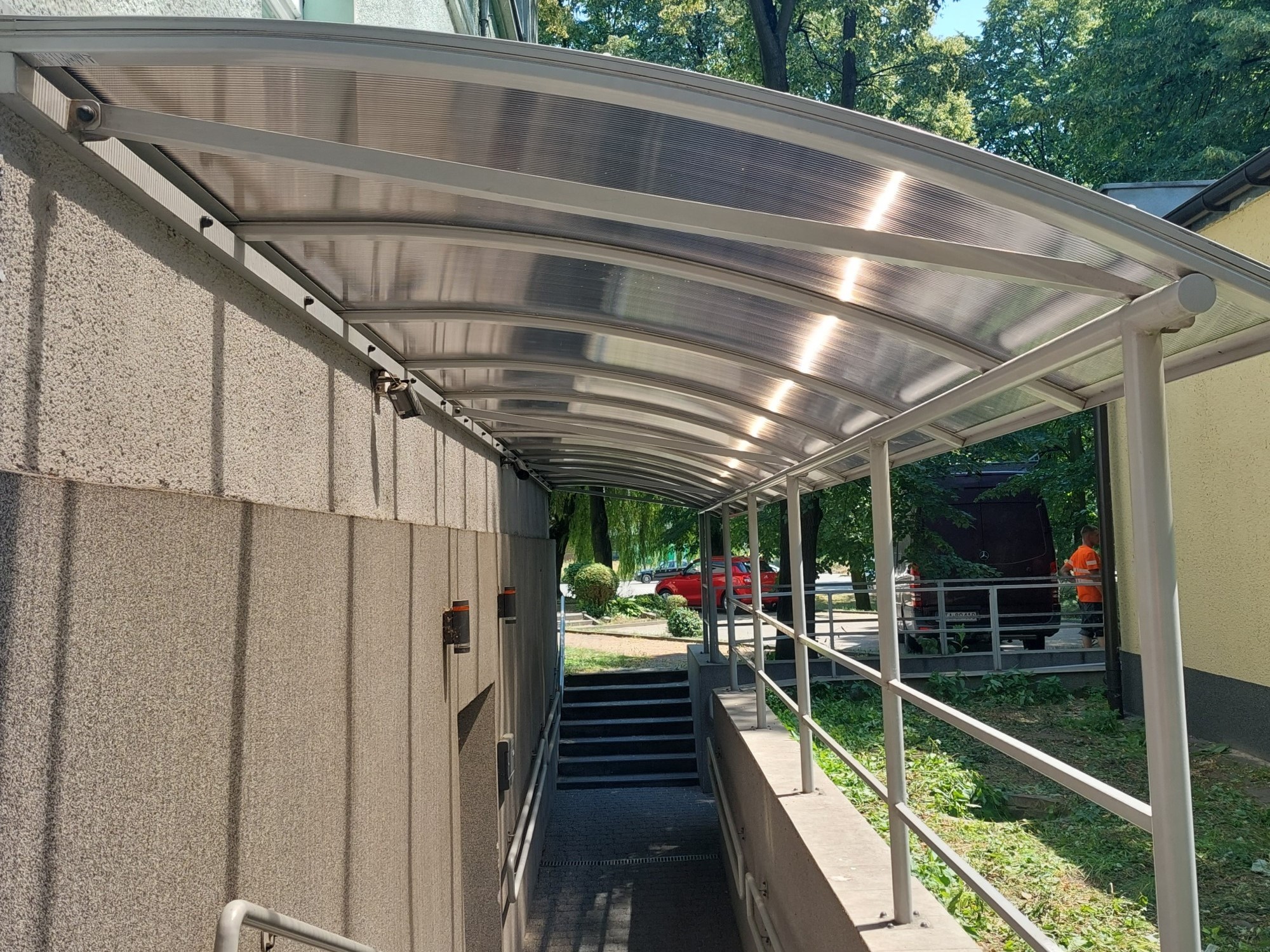 Zadaszenia ciągów pieszych