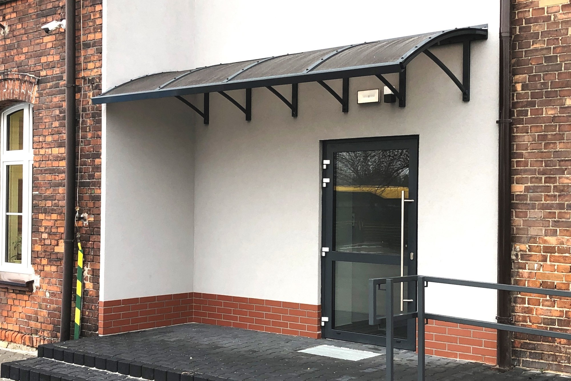 Zadaszenia wejść do budynków