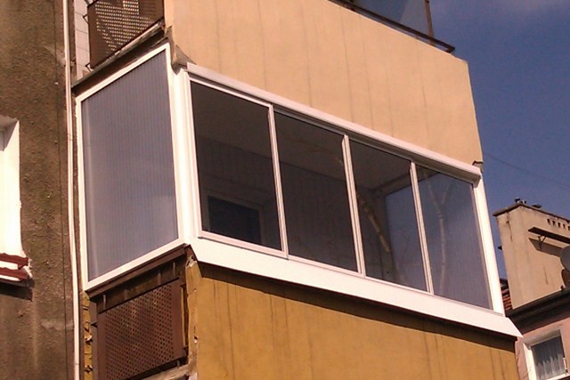 43_1656578556zabudowa balkonu przesuwna wypelnienie szklo i poliweglan komorowy pc partners 2013 1656578556